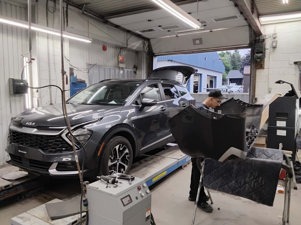 Technicien effectuant une réparation de carrosserie sur un véhicule