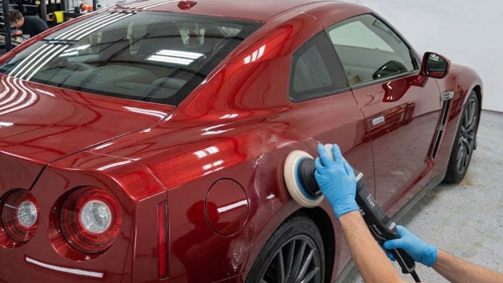 réparation de rayures sur une voiture rouge
