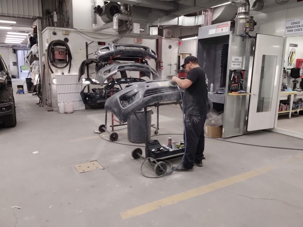 Réparation et préparation d’un pare-chocs automobile dans un atelier de carrosserie