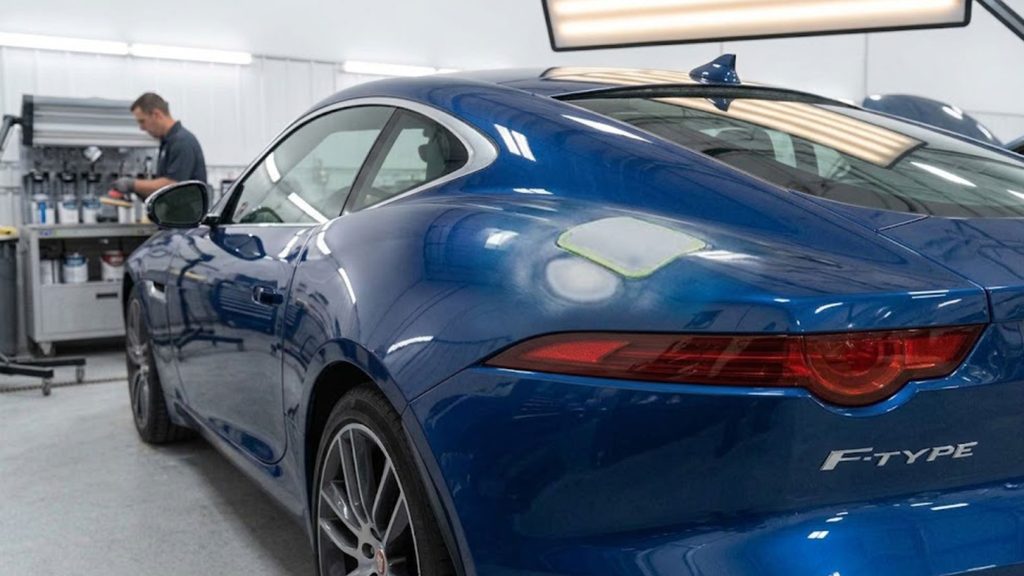 débosselage sur une voiture bleue