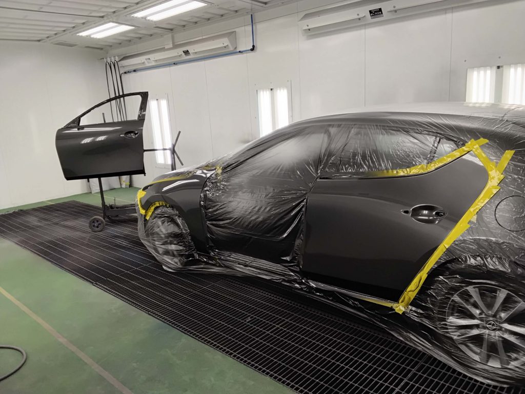 peinture sur une automobile en chambre à peinture