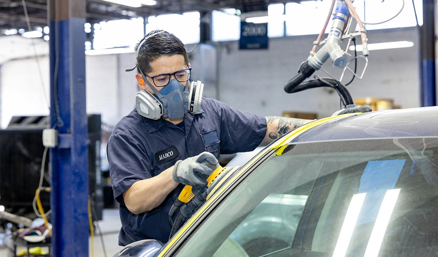 employé effectuant des réparations automobiles